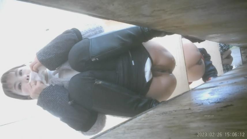 ❤️❤️❤️苗条文静眼镜美少女各种户外场景大胆露出，天桥，江边各种人前极限露出，人前女神人后小狗