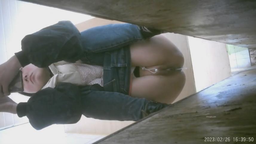 ❤️❤️❤️苗条文静眼镜美少女各种户外场景大胆露出，天桥，江边各种人前极限露出，人前女神人后小狗