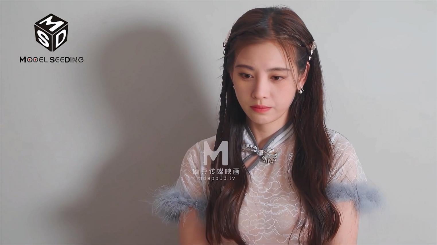 ❤️❤️❤️苗条文静眼镜美少女各种户外场景大胆露出，天桥，江边各种人前极限露出，人前女神人后小狗