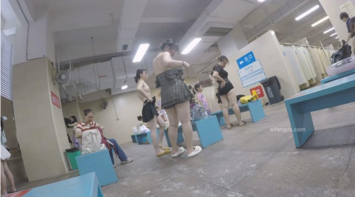 ❤️❤️❤️苗条文静眼镜美少女各种户外场景大胆露出，天桥，江边各种人前极限露出，人前女神人后小狗