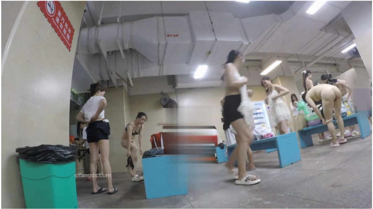 ❤️❤️❤️苗条文静眼镜美少女各种户外场景大胆露出，天桥，江边各种人前极限露出，人前女神人后小狗