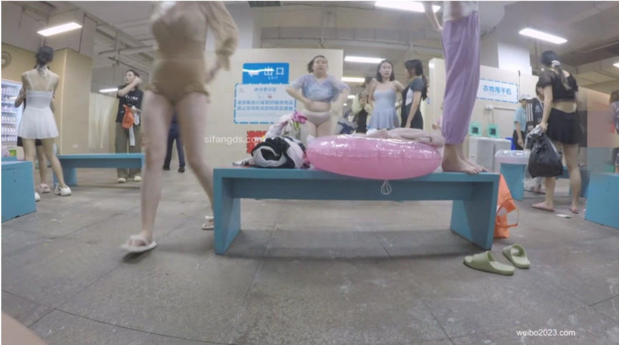 ❤️❤️❤️苗条文静眼镜美少女各种户外场景大胆露出，天桥，江边各种人前极限露出，人前女神人后小狗