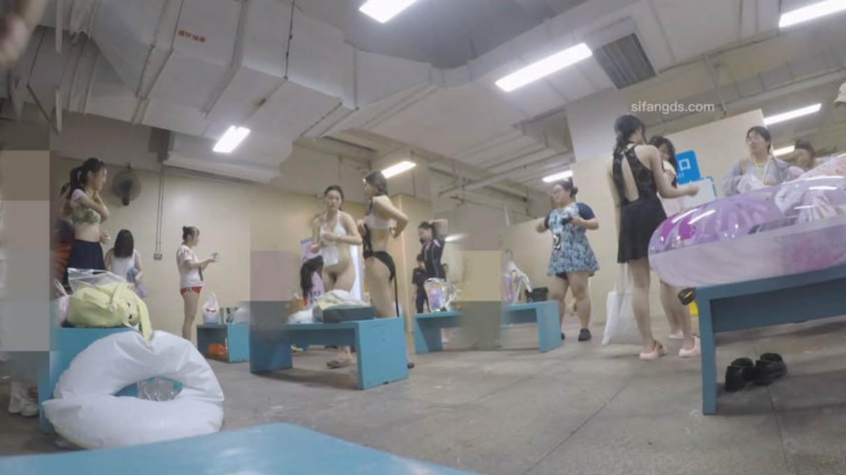 ❤️❤️❤️苗条文静眼镜美少女各种户外场景大胆露出，天桥，江边各种人前极限露出，人前女神人后小狗