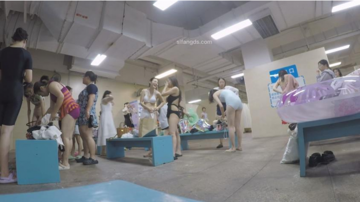 ❤️❤️❤️苗条文静眼镜美少女各种户外场景大胆露出，天桥，江边各种人前极限露出，人前女神人后小狗