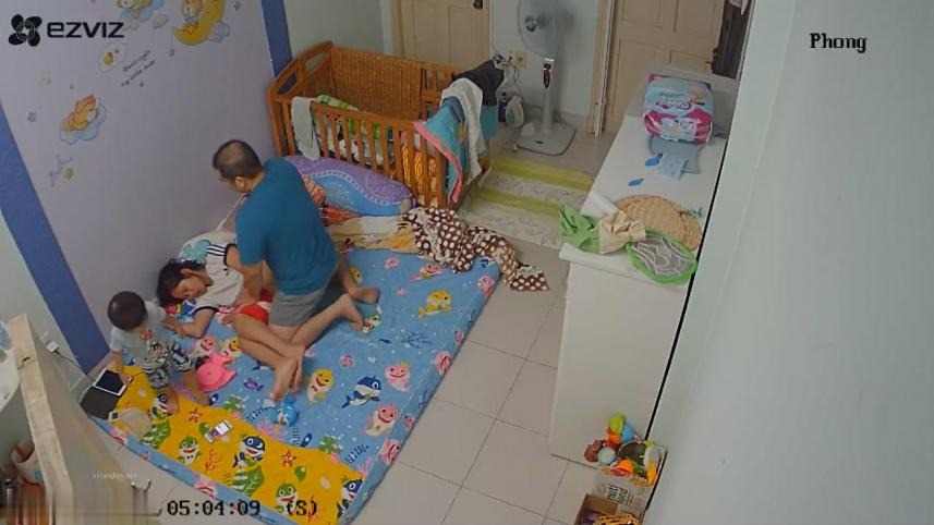 ❤️❤️❤️饑渴夫妻大清早當著核子的面草逼把他撂一邊玩手機