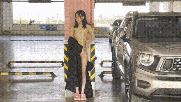 ❤️❤️❤️苗条文静眼镜美少女各种户外场景大胆露出，天桥，江边各种人前极限露出，人前女神人后小狗