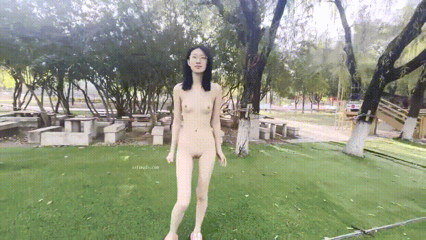 ❤️❤️❤️苗条文静眼镜美少女各种户外场景大胆露出，天桥，江边各种人前极限露出，人前女神人后小狗