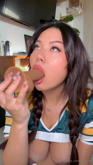 ❤️❤️❤️大陆人气网黄刘玥联合日本人气女优水川堇-两位女神各种足交超大鸡巴,期间接吻揉胸百合不断