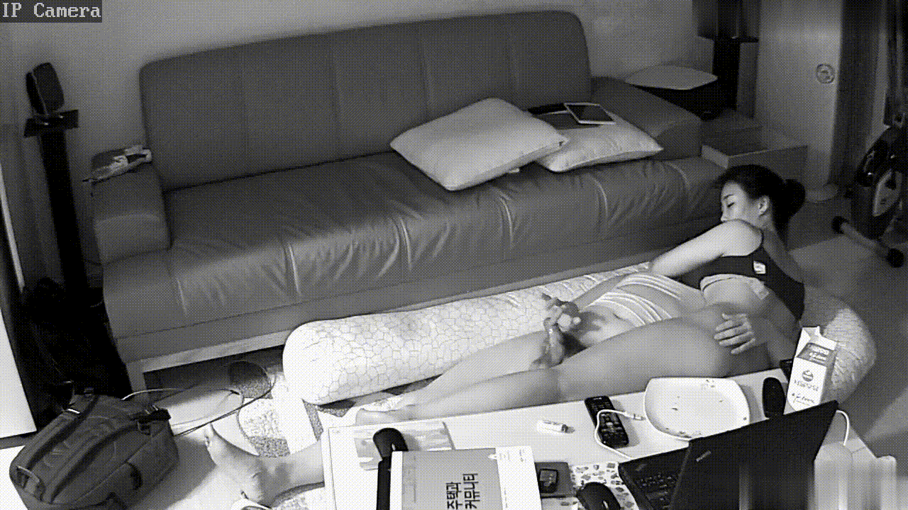 ❤️❤️❤️台灣群交淫啪【EdMosaic】嫩穴群肏_美女廁所自慰被發現群男滿足