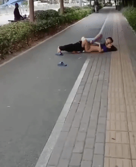 一对饥渴中年夫妇寻刺激街边脱衣直接开操 旁边大哥一直笑 ！