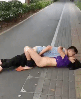 一对饥渴中年夫妇寻刺激街边脱衣直接开操 旁边大哥一直笑 ！