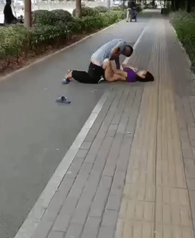 一对饥渴中年夫妇寻刺激街边脱衣直接开操 旁边大哥一直笑 ！