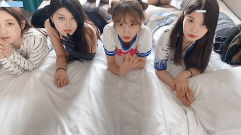 ❤️❤️❤️6個嫩妹同框啊，他是怎麼說服那麼多妹子放開拍攝的？應該是超能力！趁機鹹豬手每個都不放過