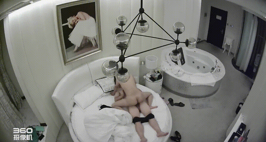 ❤️❤️❤️07年高中剛畢業的嫩妹剛開始做各種的不配合小鮑魚特別的粉後入時拍了第一視角畫面身材特別棒