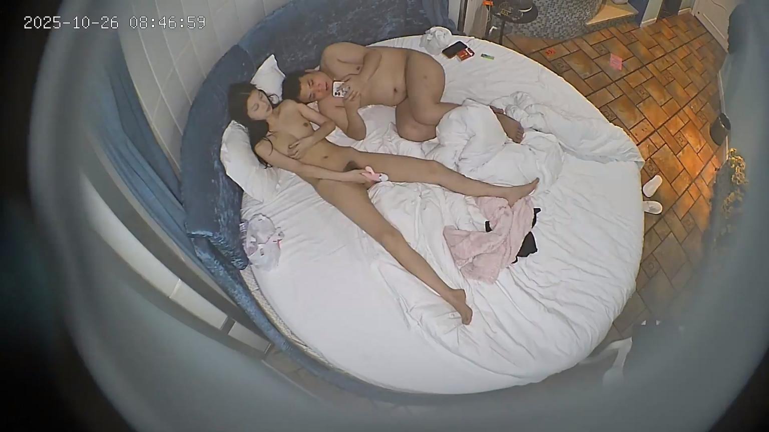 ❤️❤️❤️07年的小嫩妹剛下課就來接單想拔套後入被發現還差點發現攝像頭翻車