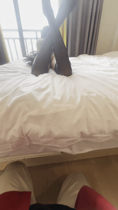 ❤️❤️❤️極品御姐直播黑絲道具自慰噴尿噴水看起來很淑女其實是條騷母狗