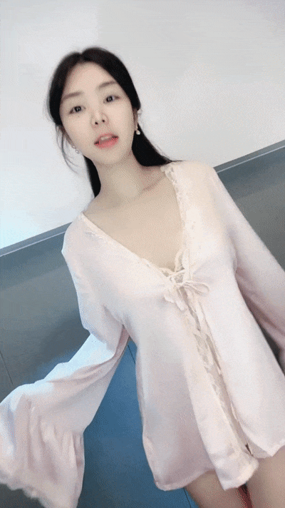 ❤️❤️❤️剛滿十八下海的妹子，身材纖細服從性好各種姿勢玩了一遍後全都射到了妹子胸上
