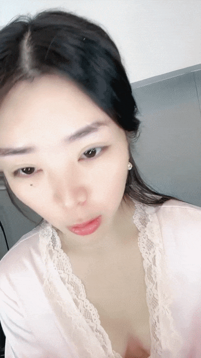 ❤️❤️❤️剛滿十八下海的妹子，身材纖細服從性好各種姿勢玩了一遍後全都射到了妹子胸上