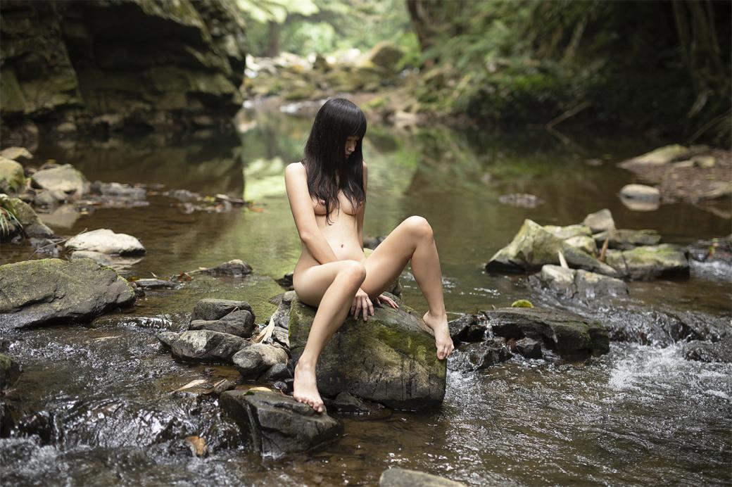 ❤️❤️❤️身材苗條小貧乳第一次和大洋吊做愛很興奮被各種體位無套猛懟內射小粉穴