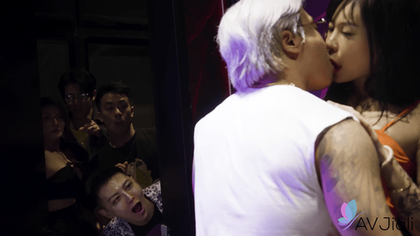 ❤️❤️❤️眼鏡反差婊帶著跳蛋在外面浪，最後在帳篷里被狠狠地爆肏