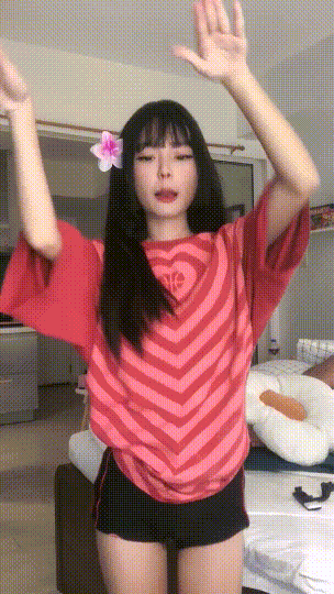 可欲可甜身材娇小美眉露脸与男友做爱自拍，主打就是青春嫩嫩的[MP4837Mwindfiles]