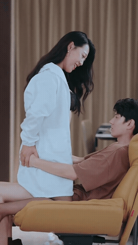 ❤️❤️❤️微胖漂亮女大學生與男友不健康自拍，跪在真實，自己抱著腳把美穴送到男友面前