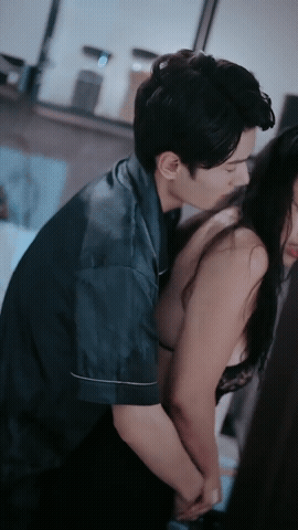 ❤️❤️❤️微胖漂亮女大學生與男友不健康自拍，跪在真實，自己抱著腳把美穴送到男友面前
