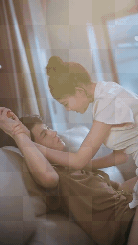 ❤️❤️❤️微胖漂亮女大學生與男友不健康自拍，跪在真實，自己抱著腳把美穴送到男友面前