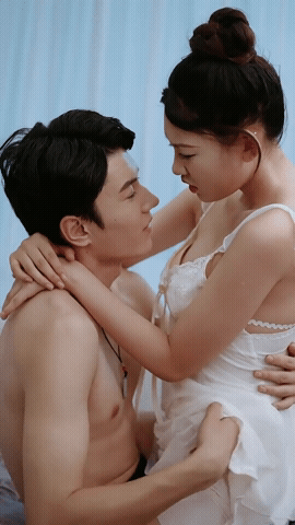 ❤️❤️❤️微胖漂亮女大學生與男友不健康自拍，跪在真實，自己抱著腳把美穴送到男友面前