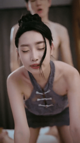 ❤️❤️❤️微胖漂亮女大學生與男友不健康自拍，跪在真實，自己抱著腳把美穴送到男友面前