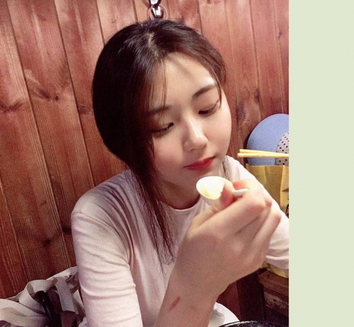❤️❤️❤️微胖漂亮女大學生與男友不健康自拍，跪在真實，自己抱著腳把美穴送到男友面前
